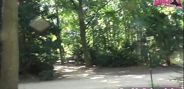 Deutsches Busenwunder teen abgeschleppt im Berlin Park zum Dreier